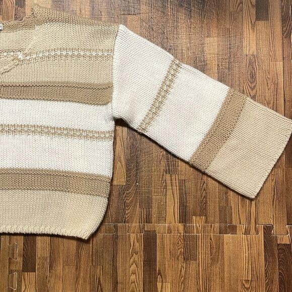 Sincerely Jules Woman’s oversized cropped tan/cream knit sweater. Size M - Picture 2 of 8